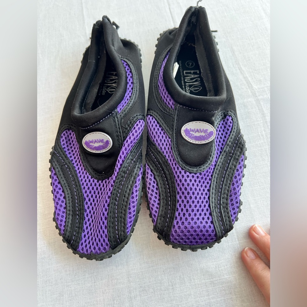 Wave womens water sock shoes size 7 purple